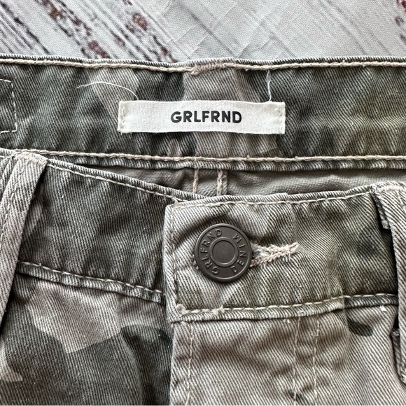 Grlfrnd camo high-rise Beverly shorts in go-rouge - Picture 3 of 5